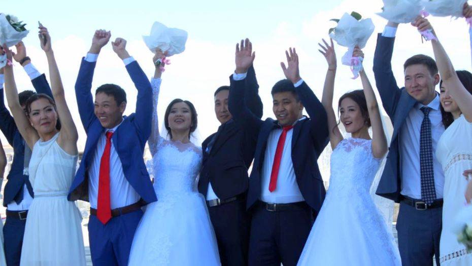 Массовая свадьба на ЭКСПО: 40 пар поженились перед Днём столицы