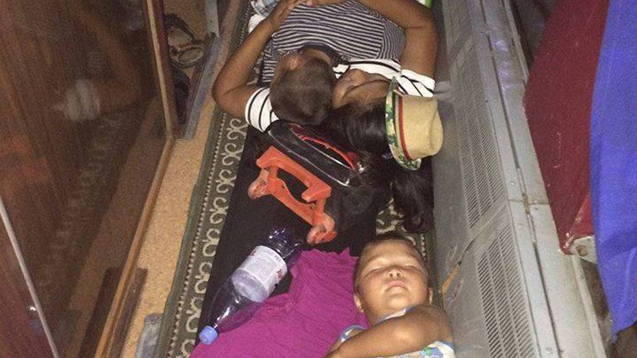 В проходах вагона прямо на полу спали пассажиры поезда Алматы-Атырау