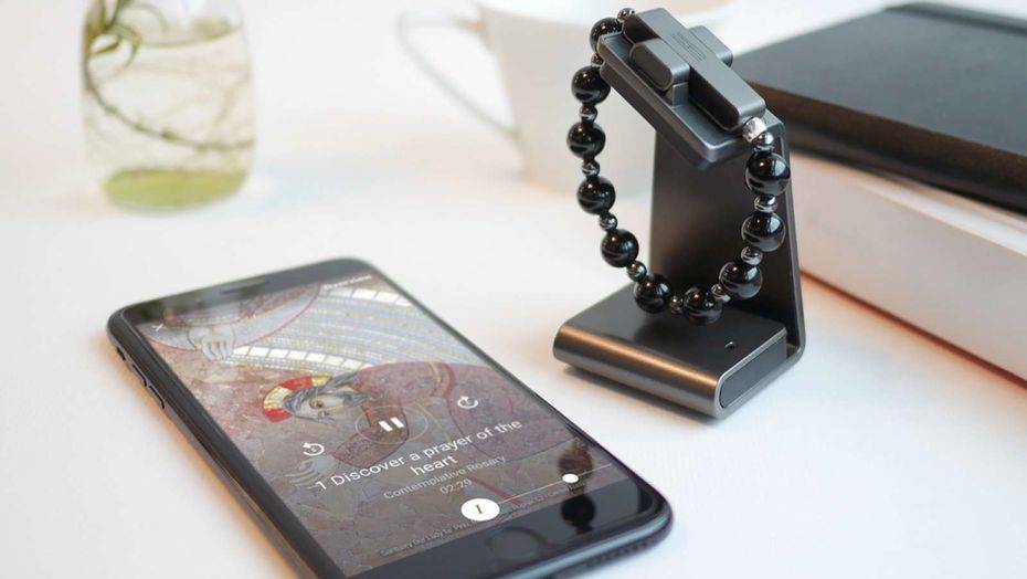 Нажми и молись: Ватикан выпустил умные чётки с функциями фитнес-браслета