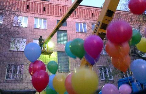 Счастливый отец в Щучинске подогнал подъёмник к роддому, чтобы увидеть ребёнка