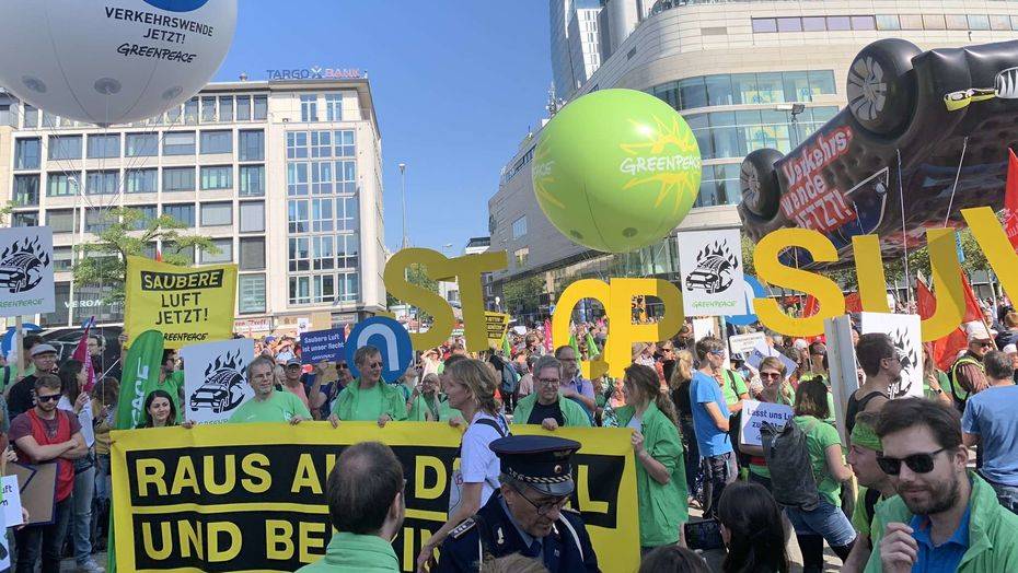 25 тысяч пешеходов и велосипедистов вышли на демонстрацию против автомобилей в Германии