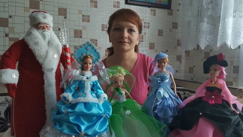 Домохозяйка из ВКО зарабатывает пошивом одежды для кукол барби