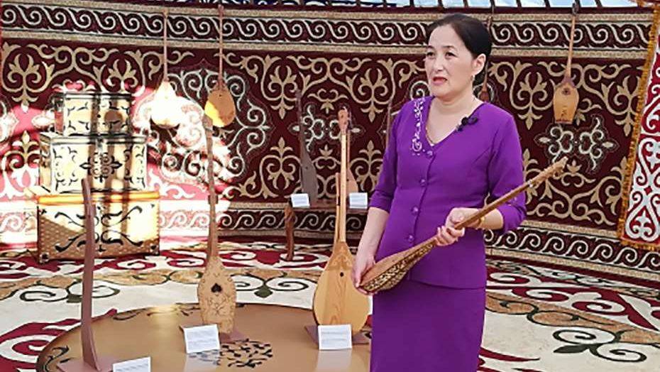 Уникальную домбру Амангельды Иманова показали в Костанае