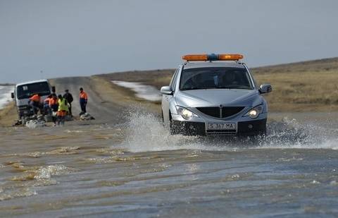 В двух областях Казахстана из-за паводка закрыты дороги