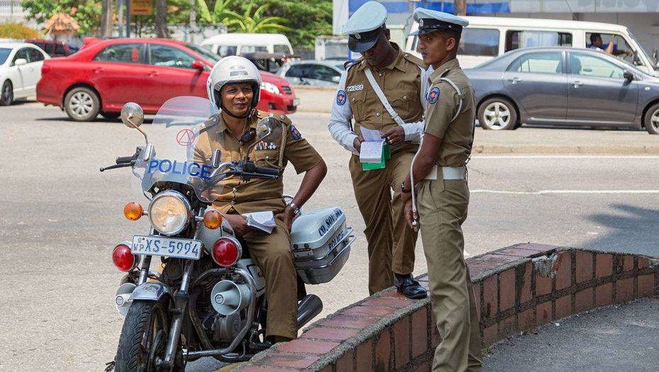 За взятку картонному полицейскому два человека арестованы в Шри-Ланке