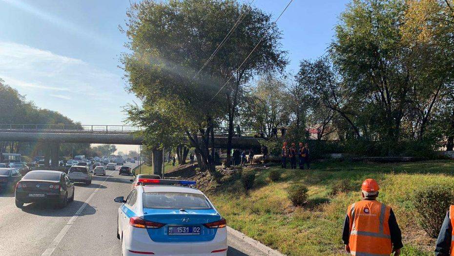 В Алматы прорвало теплотрассу: без горячей воды остались более 40 домов