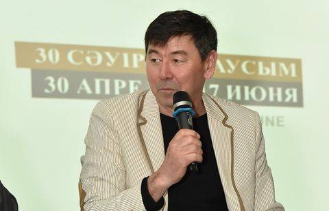 Художник Асхат Ахмедияров сломал стену в Национальном музее Казахстана 