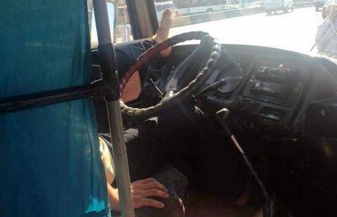 В Шымкенте водитель вёл автобус одной левой ногой