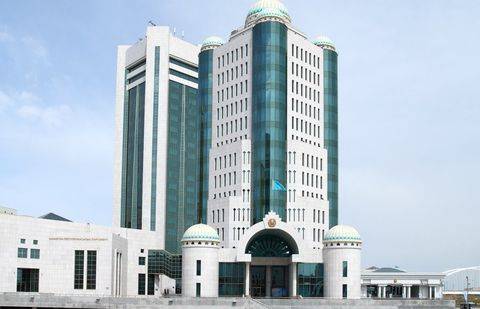 Депутаты одобрили "пенсионные" поправки Назарбаева в закон "О государственной службе"