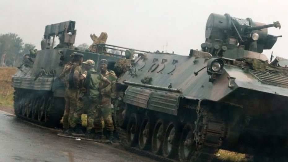 Военные Зимбабве взяли под стражу 93-летнего президента страны