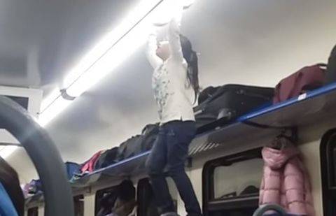 Чудеса акробатики показала юная пассажирка электрички Астана-Павлодар