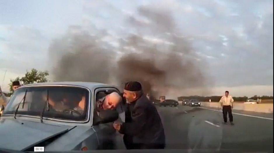 В Ингушетии старик спас людей из горящего автомобиля, рискуя своей жизнью 