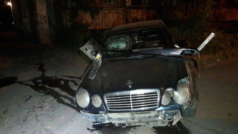 Окровавленные водитель и пассажир Mercedes убежали с места аварии 