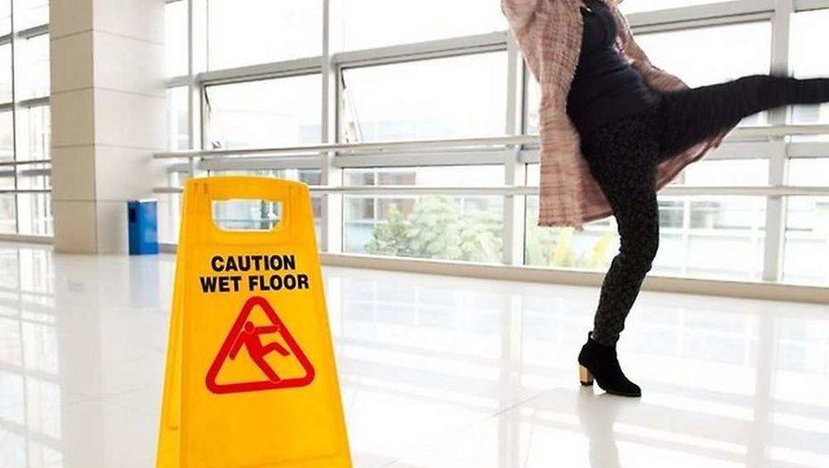 Жительница Караганды отсудила компенсацию за падение в торговом центре