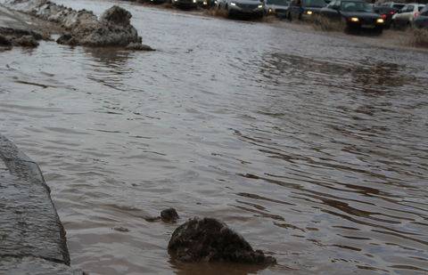 Потоп в одном из районов Актобе сняли на видео