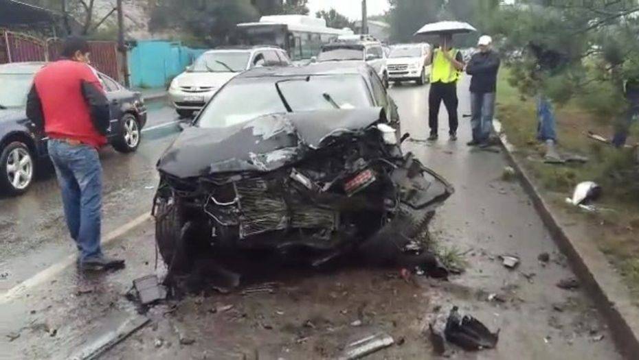 Toyota Corolla в Алматы перевернулась в воздухе и снесла столб и дерево