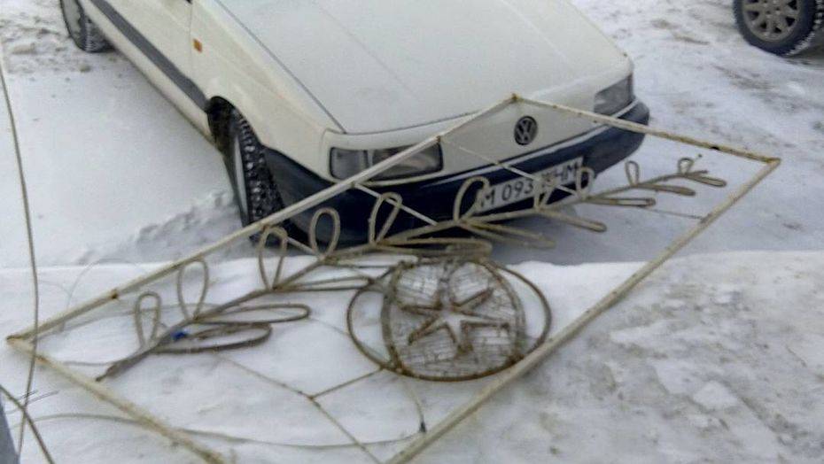 Новогоднее украшение рухнуло на машину возле облакимата в Караганде