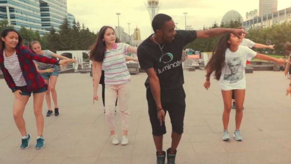 Флешмоб устроили танцоры из США и астанчане возле "Байтерека"