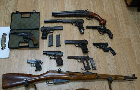 После теракта в Алматы полицейские выявляют владельцев незарегистрированного оружия 