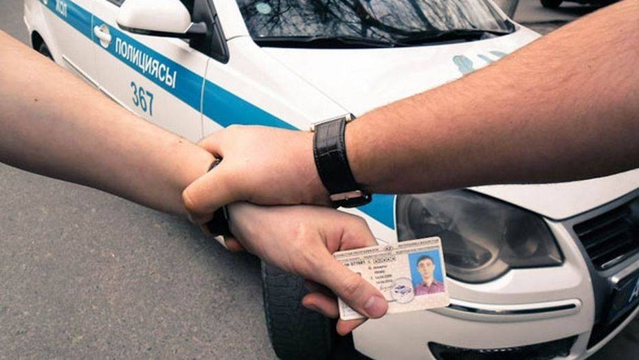 Водитель автобуса признался полицейским, как легко купил липовые права в Шымкенте
