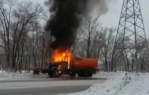 Очевидцы сняли на видео, как горит снегоуборочная машина в Актобе