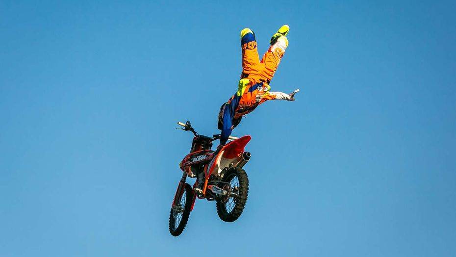 Алексей Колесников выполняет трюк на Red Bull FMX Jams