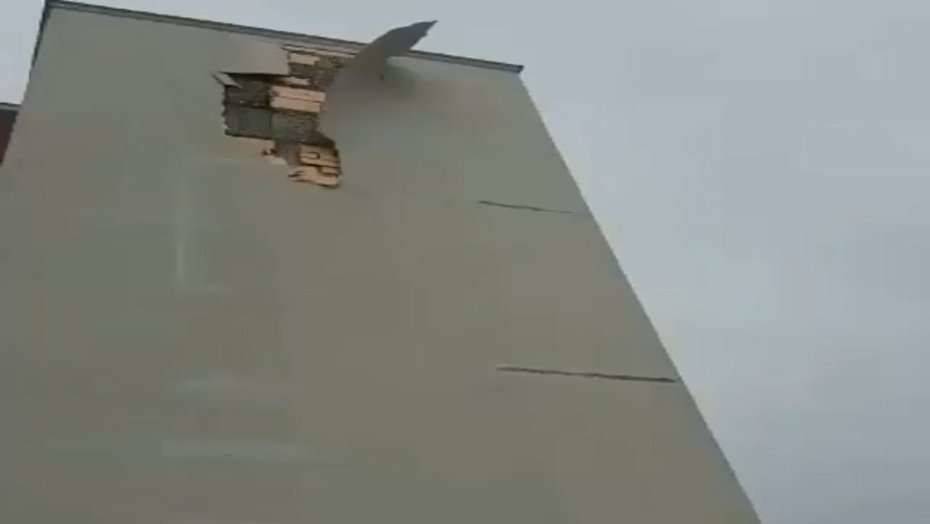 На глазах у жильцов огромным пластом обрушилась облицовка с нового дома в Алматы 