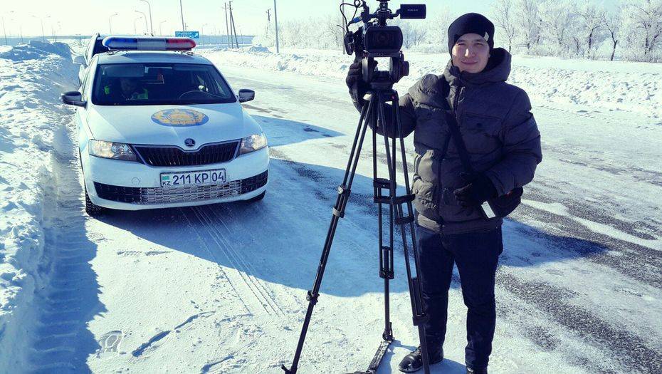 Телеоператора избили на похоронах актюбинца, взявшего в заложники врача