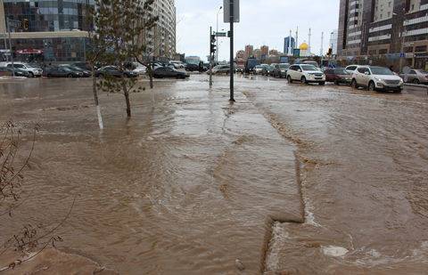 Авария водопровода вызвала потоп на левобережье Астаны 