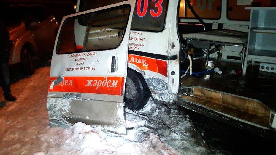 Скорая помощь, спешившая на вызов к ребёнку, попала в ДТП в Алматы