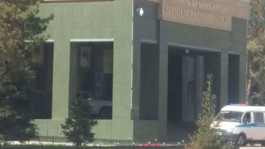 Нетрезвый водитель за рулём авто врезался в здание акимата Актюбинской области