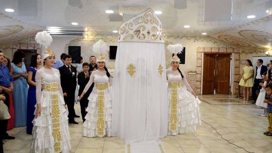Той жасауға мораторий. Халықты қарыздан құтқара ма, әлде ұлт дәстүрлерін ұмыттыра ма?