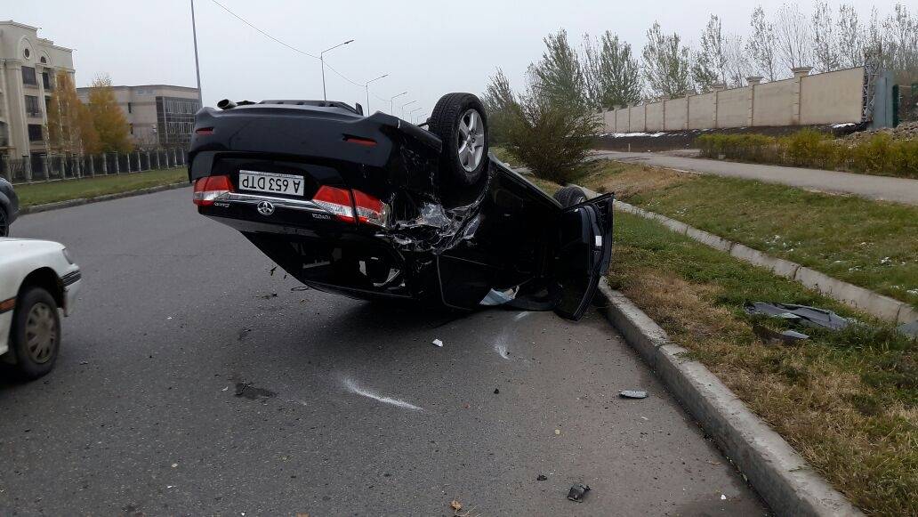 Toyota перевернулась после столкновения с Lexus RX 350