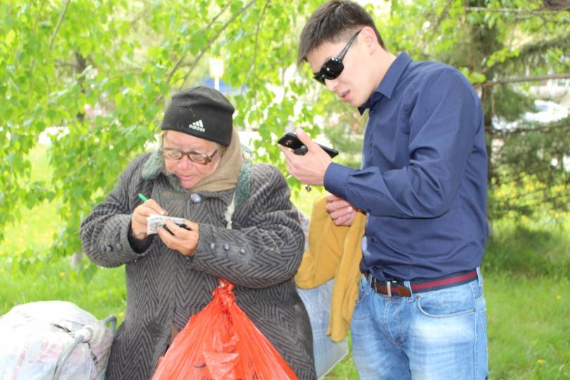 Чингиз Оспанбаев убеждает женщину поехать в пансионат