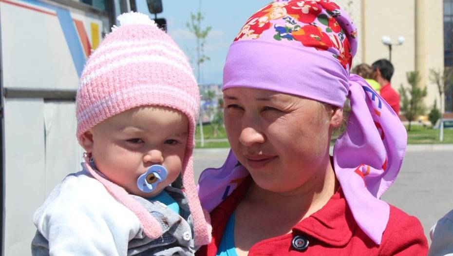 Участница государственной программы занятости Айшагул Кузетбаева с ребёнком