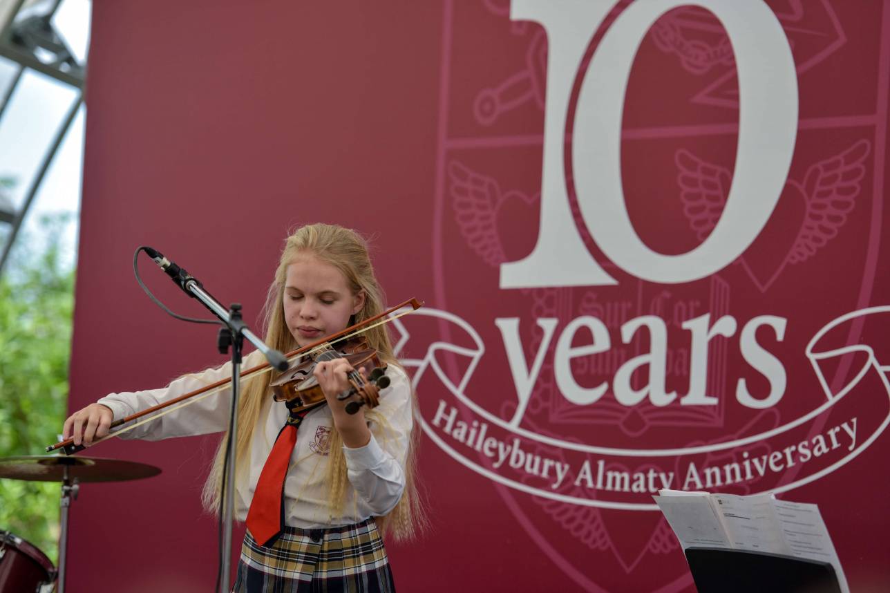 Ученица Haileybury Almaty на праздновании 10-летия школы