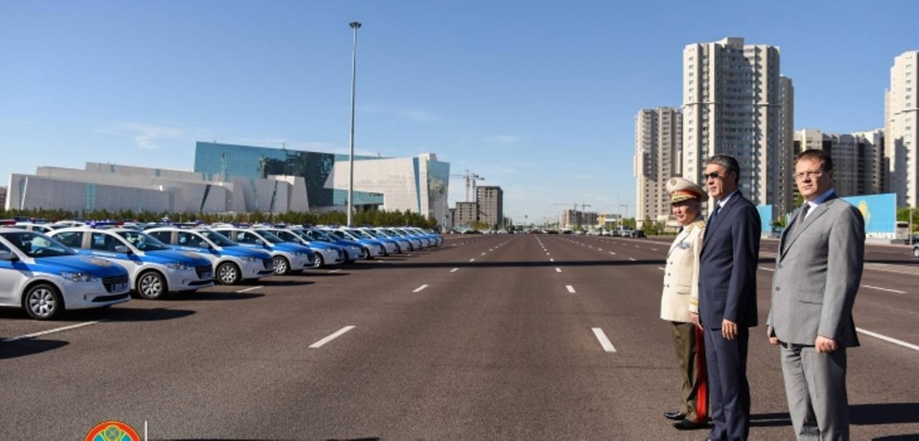 Аким столицы осматривает новые машины