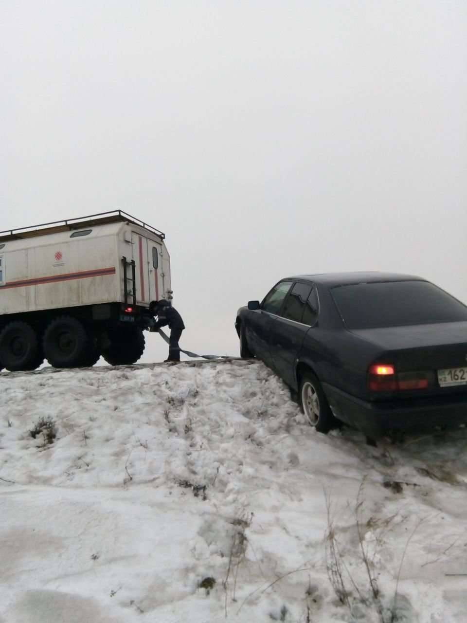 Из-за гололедицы на трассе в Карагандинской области образовался затор