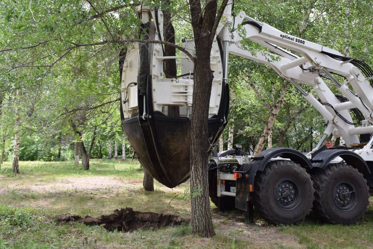 Пересадка деревьев в парке "Нурлы жол"