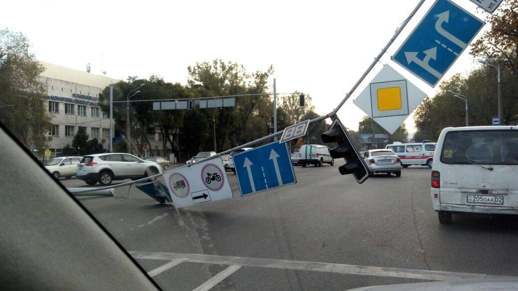 В Алматы светофор рухнул на проезжую часть и перекрыл дорогу