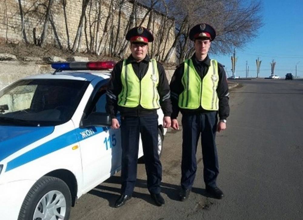 Полицейские оказали первую помощь пожилому россиянину