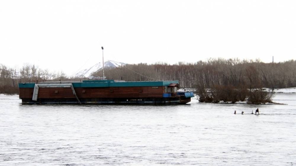 Плавучее кафе "Арабелла" находится в опасной близости от городского фонтана 