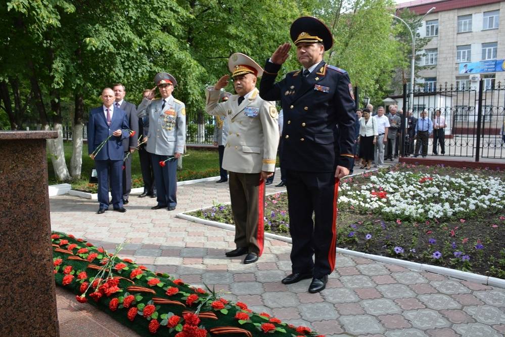 Церемония возложения цветов к памятнику полицейским, погибшим при исполнении