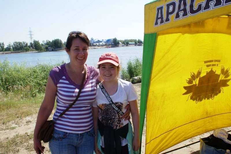 Наташа Долженкова вместе с мамой стали зрителями весёлых соревнований