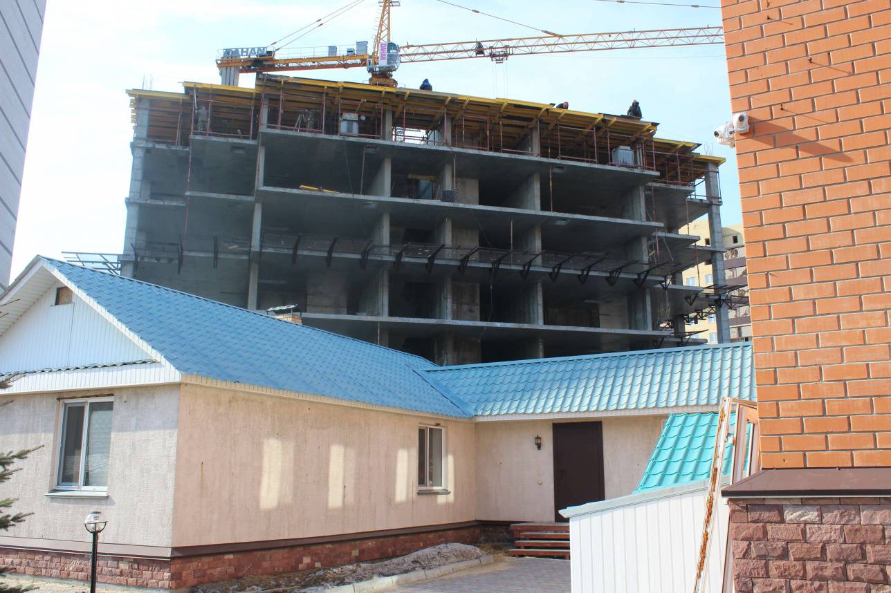 Участок семьи Семидоцких и будущую 18-этажку не разделяет даже забор