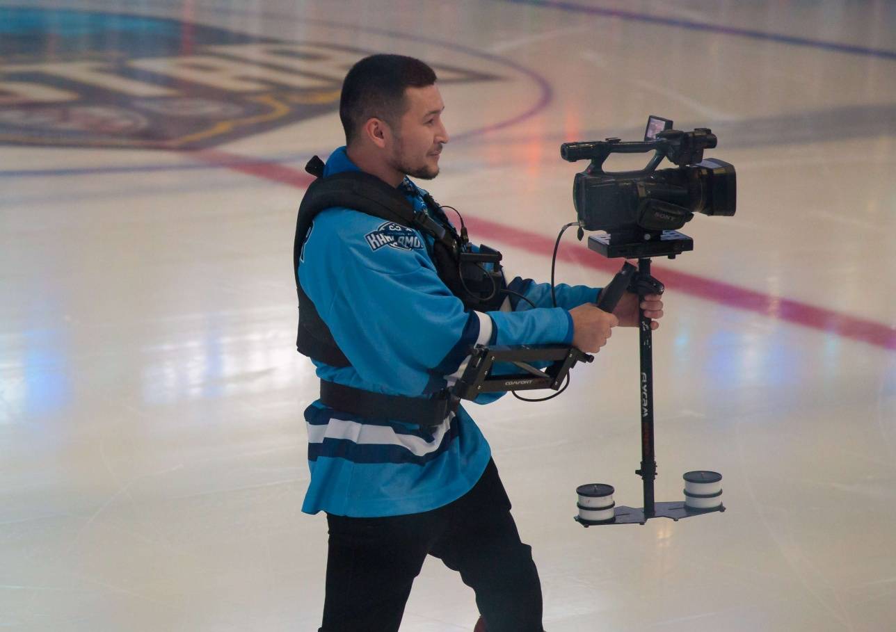 На льду работало сразу несколько телевизионных операторов