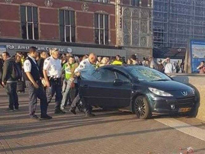 Автомобиль врезался в толпу людей в Амстердаме