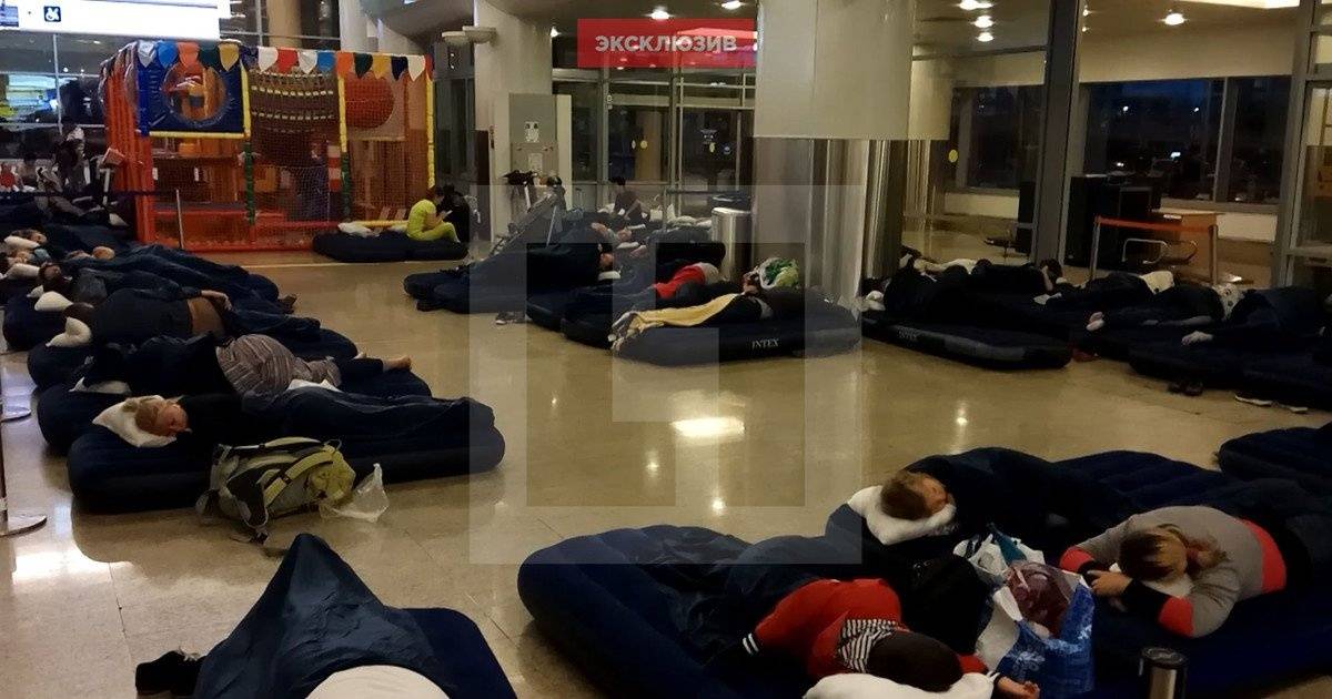 В Шереметьево пассажиров разместили на полу на матрасах