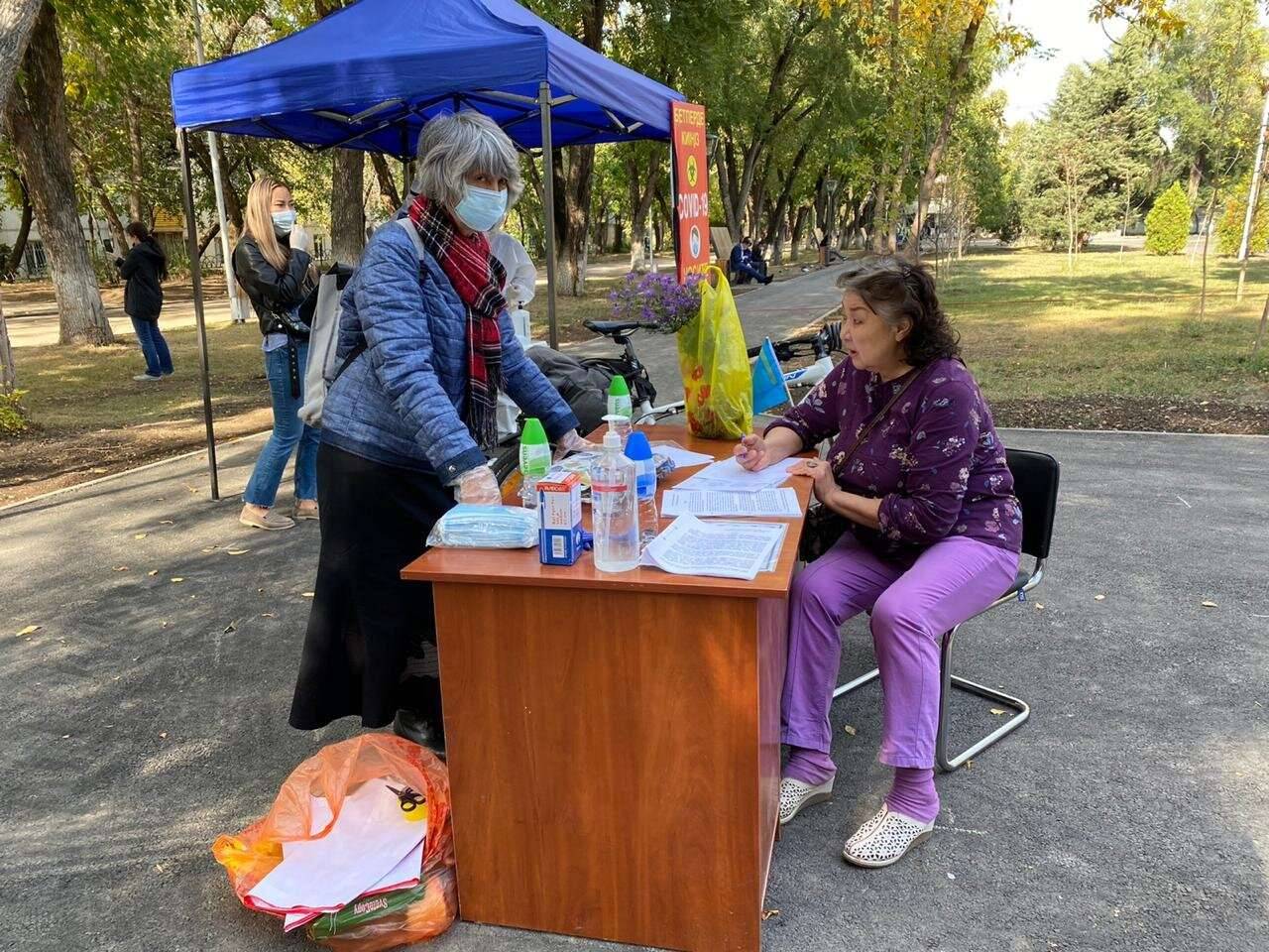 Участникам митинга предлагали подписать обращение на имя Токаева