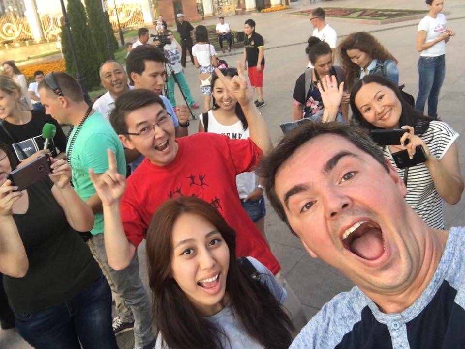 Танцующий Мэтт пообщался с алматинцами